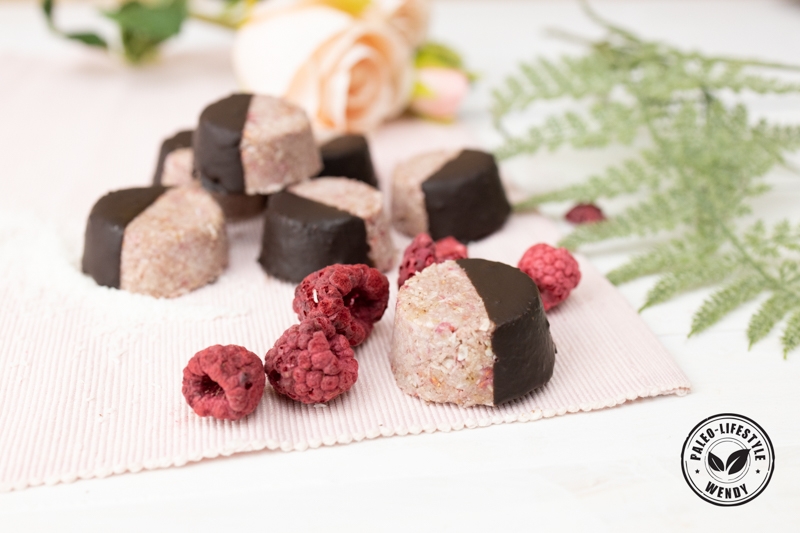 Roze kokosbonbons met chocoladedip - Paleo Lifestyle